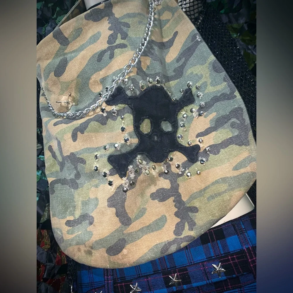 True Vintage 90s Mall Goth Camo Skull Bag - Picture 5 of 9